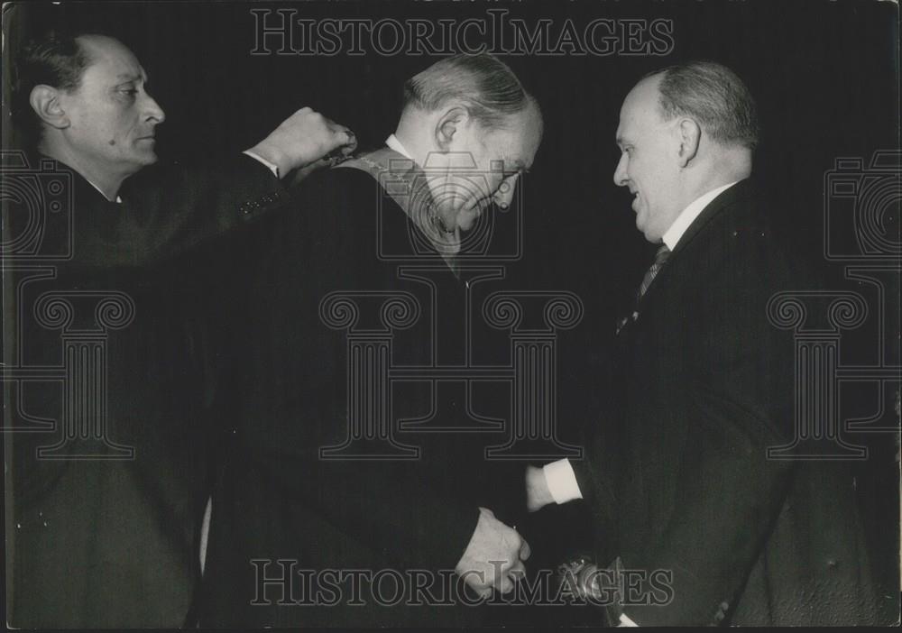 1954 Press Photo President Coty Receiving Italian Order Merit Signor Quaroni - Historic Images