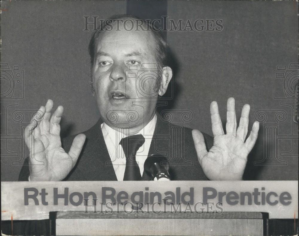 1973 Press Photo Mr. Reg Prentice speaking at the Financial Times Conference - Historic Images