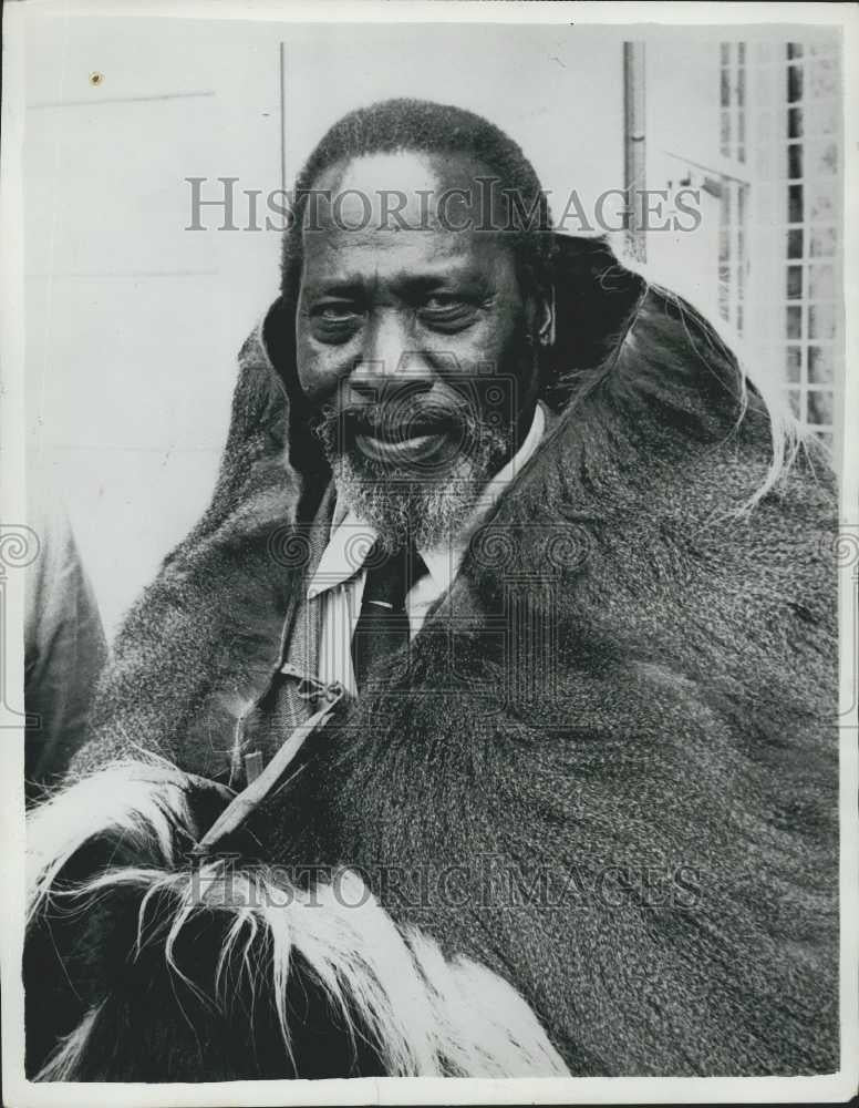 1961 Press Photo Jomo Kenyatta President of Kenya Given Monkey Skin Cloak - Historic Images