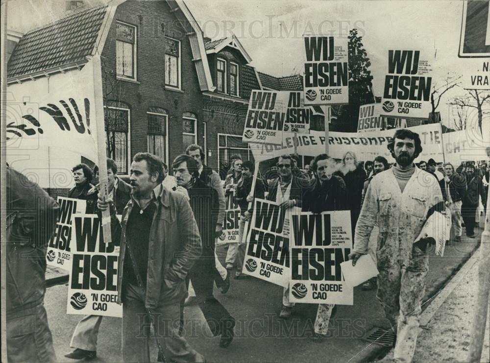 1977 Press Photo Strikers for Higher Wages in Holland - Historic Images