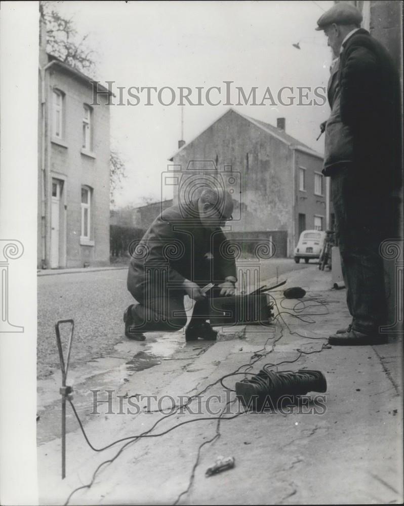 1966 Press Photo Mushroom Growers Zichen Making Measurements Houses Collapse - Historic Images