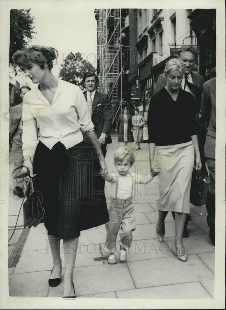 1957 Press Photo Lady Jane Vane-Tempest-Stewart walking with her sister Lady Ann - Historic Images