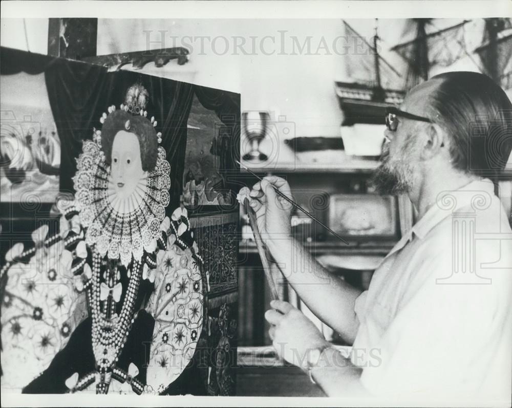 1974 Press Photo London Artist Peter Wood Painting Portrait Copy Queen Elizabeth - Historic Images