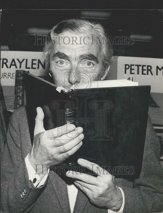 1971 Press Photo Frank Muir TV Radio Personality Opening Antiquarian Book Fair - Historic Images