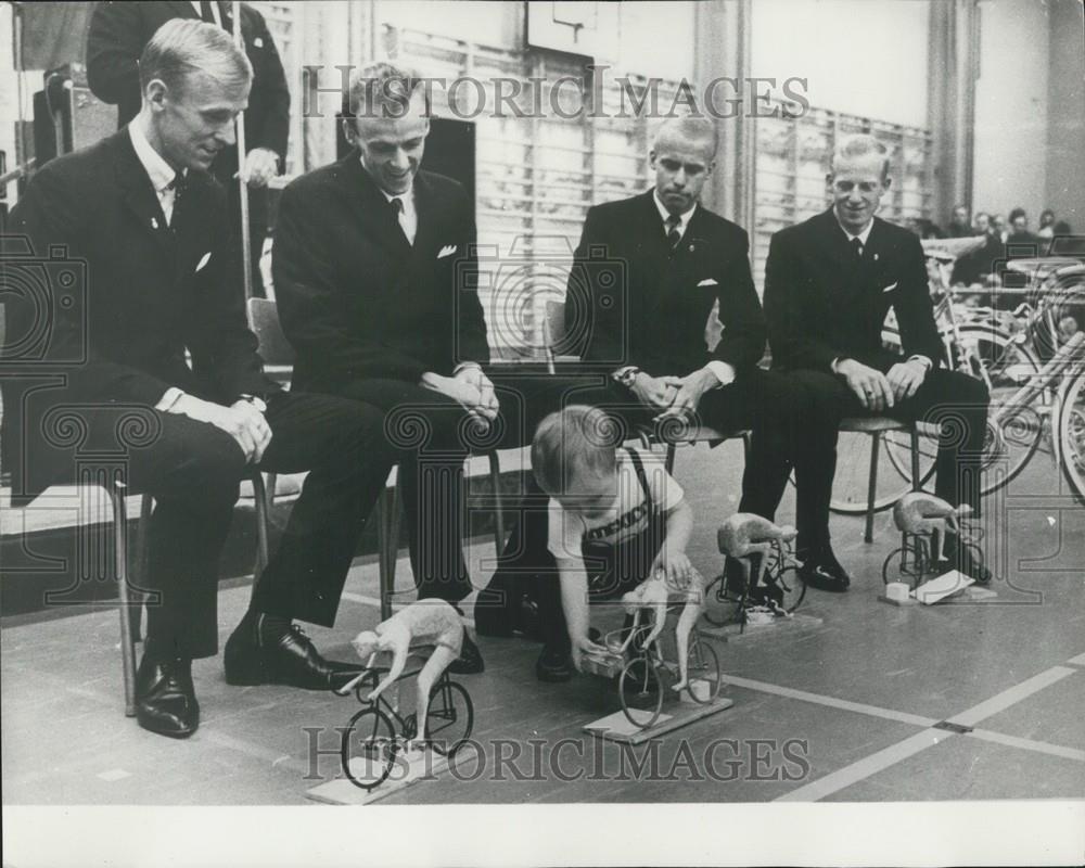 1968 Press Photo Torbjorm Pettersson cycling prizes Gullshegs school - Historic Images