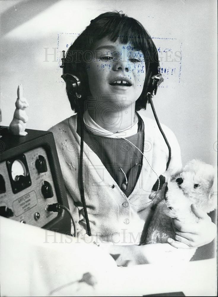 Press Photo Child Sharon Martin Practicing Phrase Speech Class - Historic Images