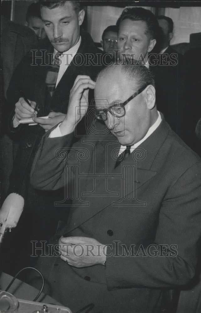 Press Photo Guy Mollet During Press Conference - Historic Images