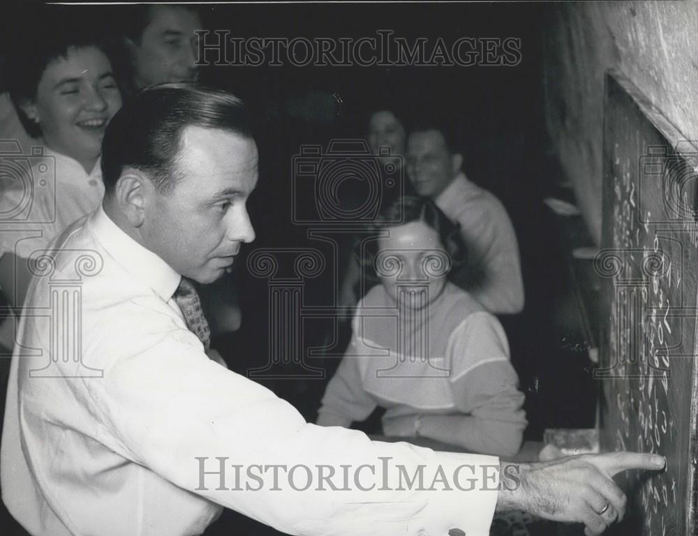 Press Photo Wives against the husbands at Skittle Alley Bowling - Historic Images