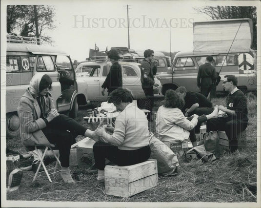 1962 Press Photo Second Day Of Aldermaston March - Historic Images