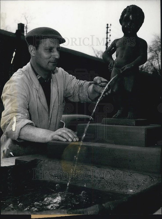 1956 Press Photo Replica of the Belgian ''Manneken Pis''  statue - Historic Images