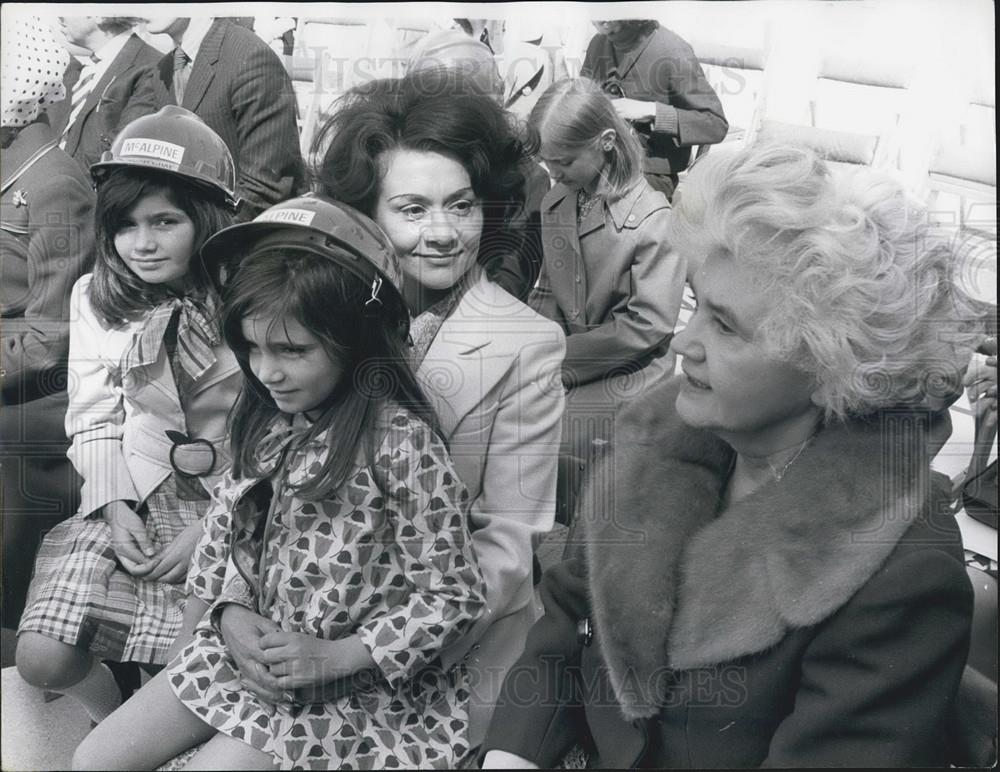1973 Press Photo Lord Oliver's Family Listens To His Speech With Baroness Lee - Historic Images