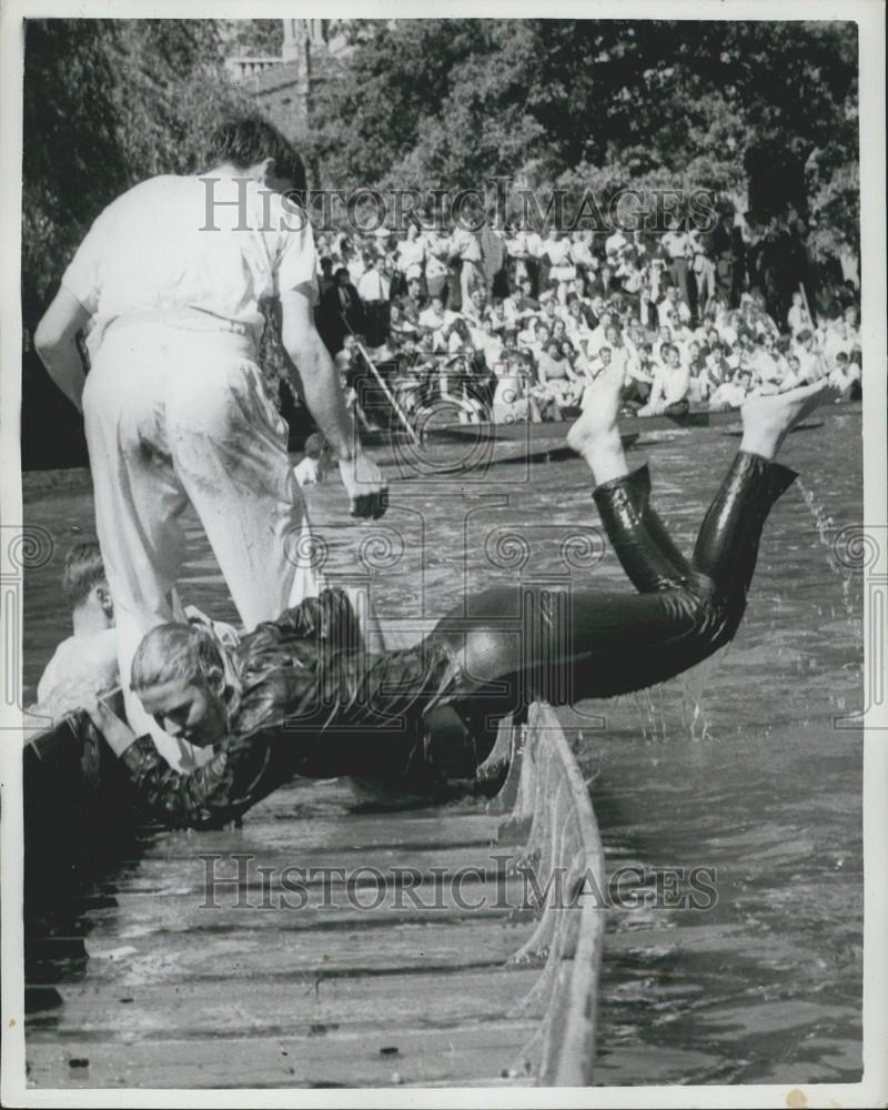 Press Photo  One very wet girl clambers back aboard a punt - Historic Images