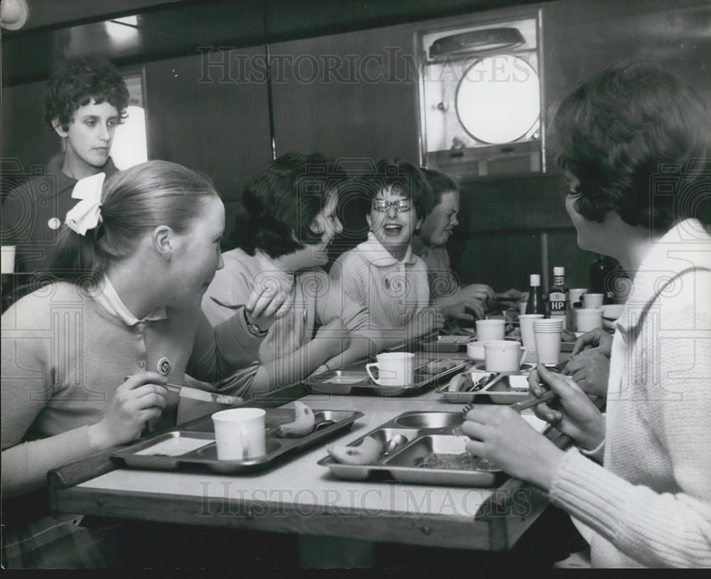 Press Photo Hearty Meal in the School Cafeteria - Historic Images