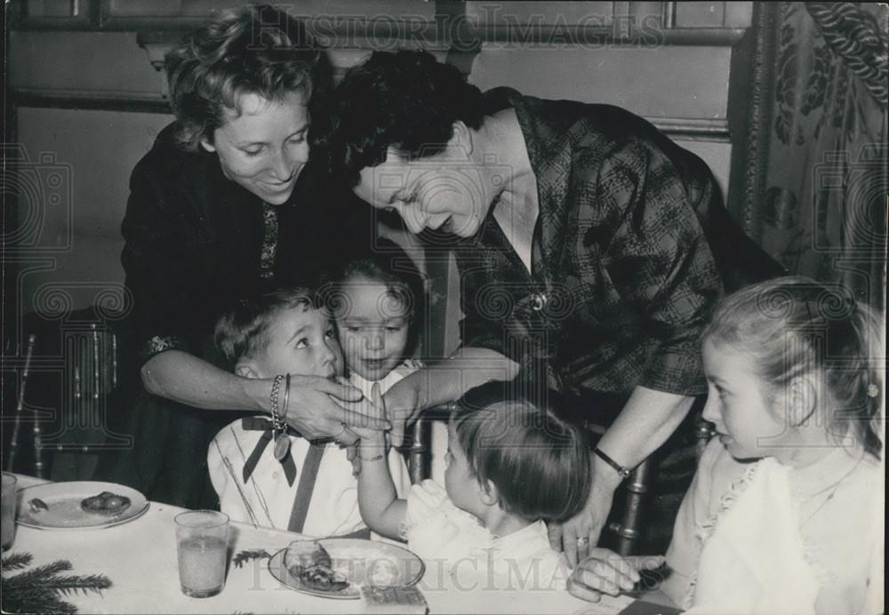 Press Photo Mme de Gaulle  and some children - Historic Images