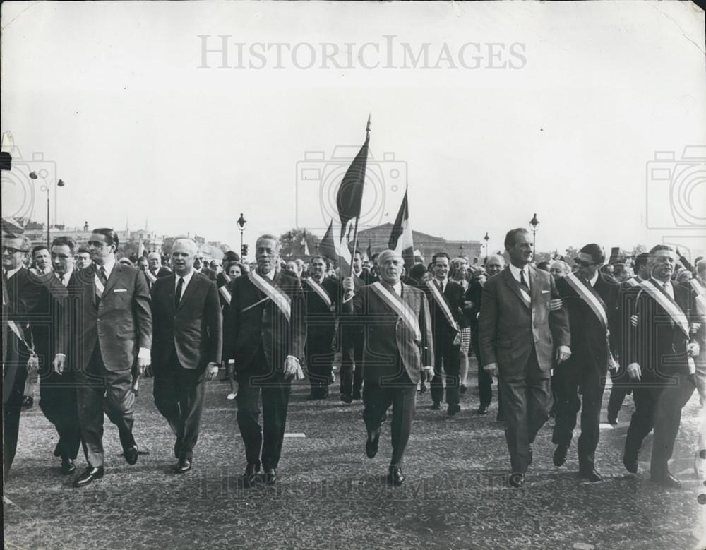 1968 Press Photo French Demonstrators March In Support of General De Gaulle - Historic Images