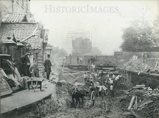 Press Photo  A construction site in the early days - Historic Images