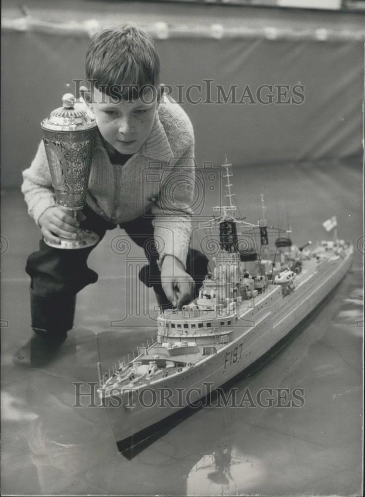 1958 Press Photo Charles Martin Admires Winning Model - Historic Images