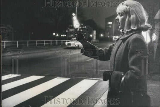 1965 Press Photo Woman Holds Light Stick Before Crossing Berlin Pedestrian Way - Historic Images