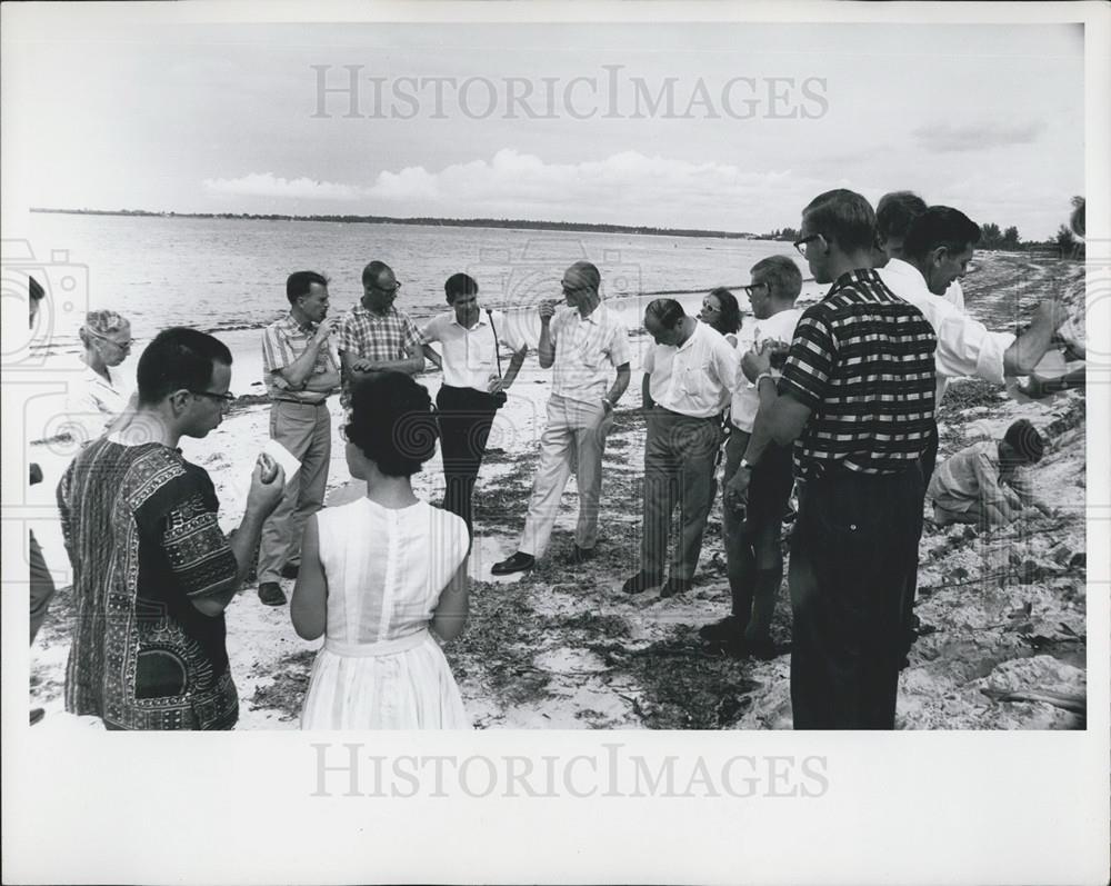 1966 Press Photo Peace Corps Director Jack Hood Vaughn Beach Party Masasini - Historic Images