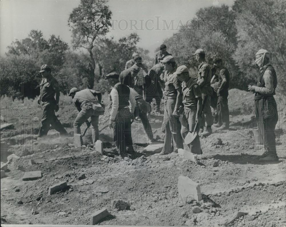 1975 Press Photo Workers Clearing Debris From Earthquake Turkey - Historic Images