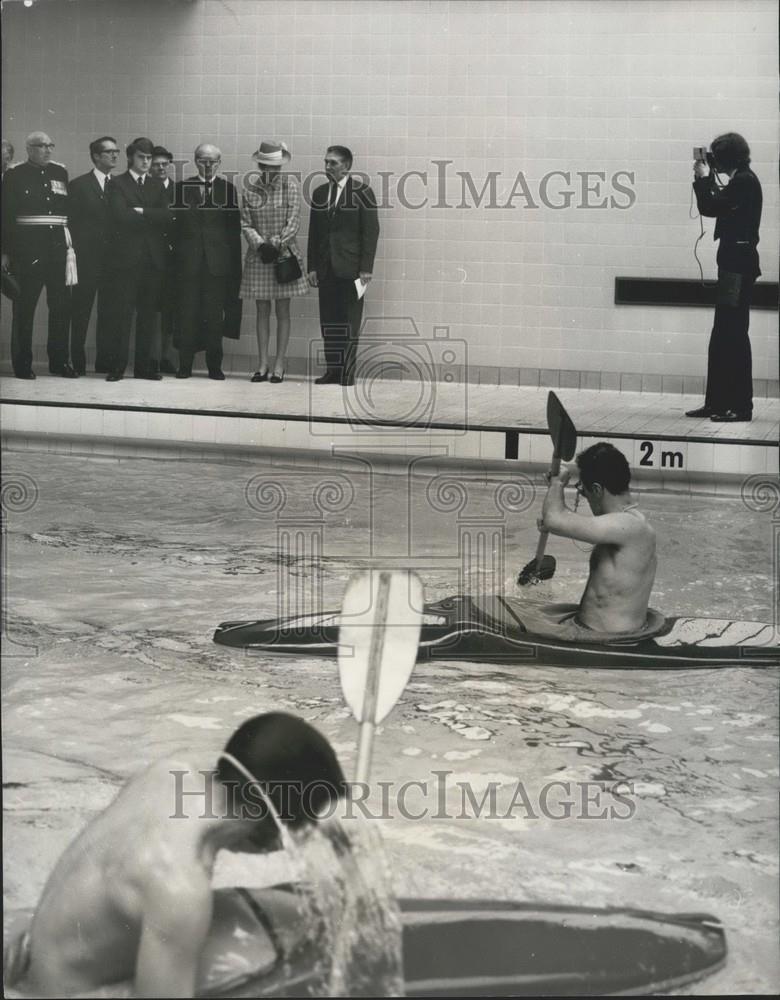 1971 Press Photo Princess Anne seen watching a canoeing demonstration - Historic Images