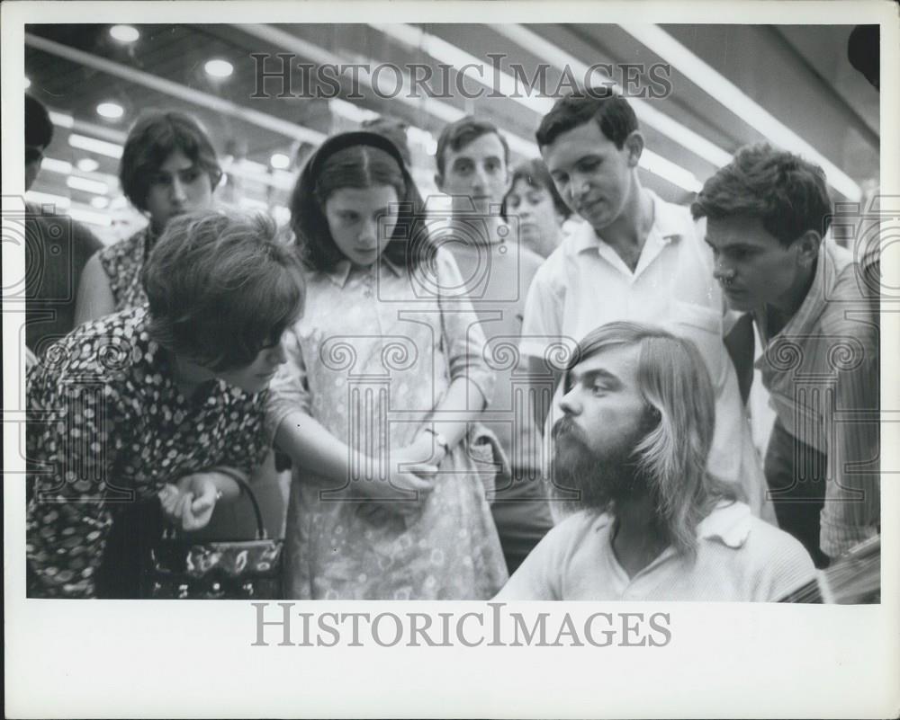 Press Photo Folk Singers in the streets of Tel-Aviv - Historic Images