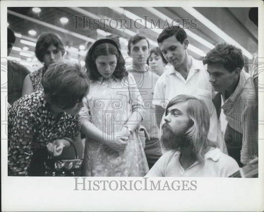 Press Photo Folk Singers in the streets of Tel-Aviv - Historic Images