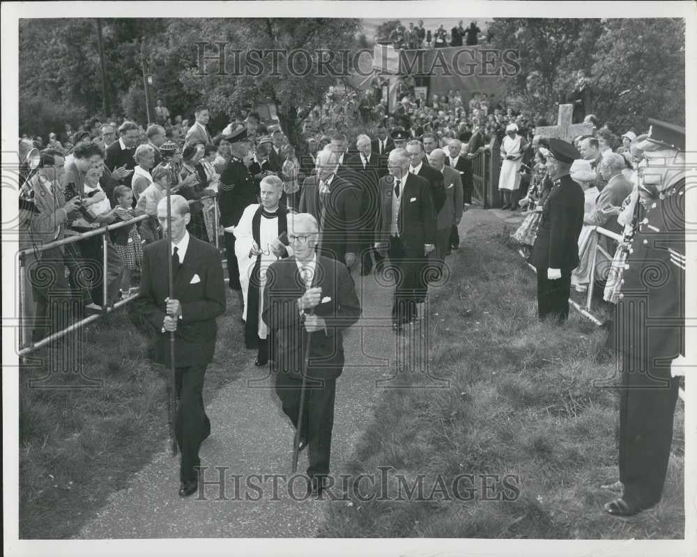 1959 Press Photo President Eisenhower and Premier Macmillan walk to the Church - Historic Images