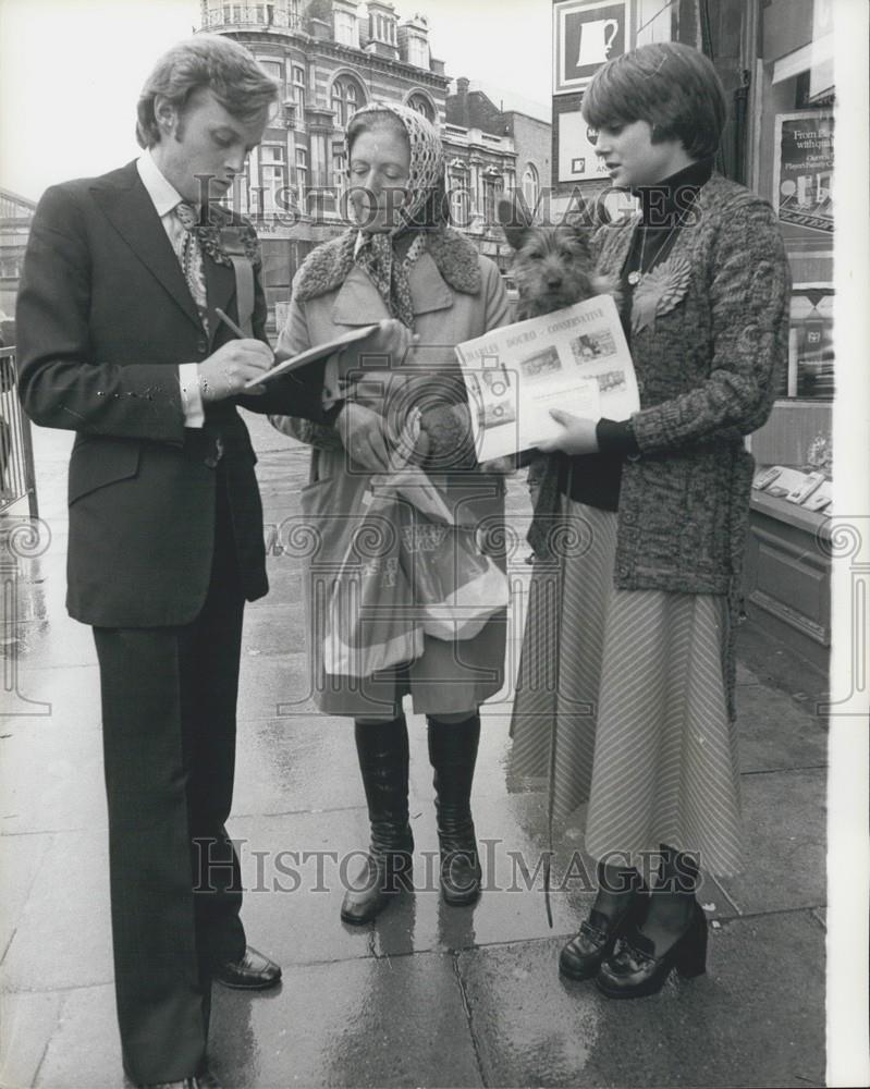 1974 Press Photo Lady Jane Wellesley Helps Her Brother In His Election Campaign - Historic Images