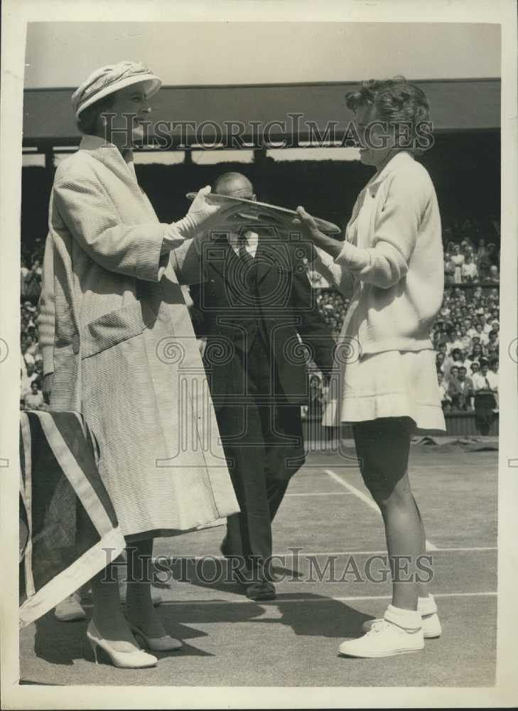 1956 Press Photo Shirley Fry Beats Angela Buxton In Women&#39;s Singles Final - Historic Images