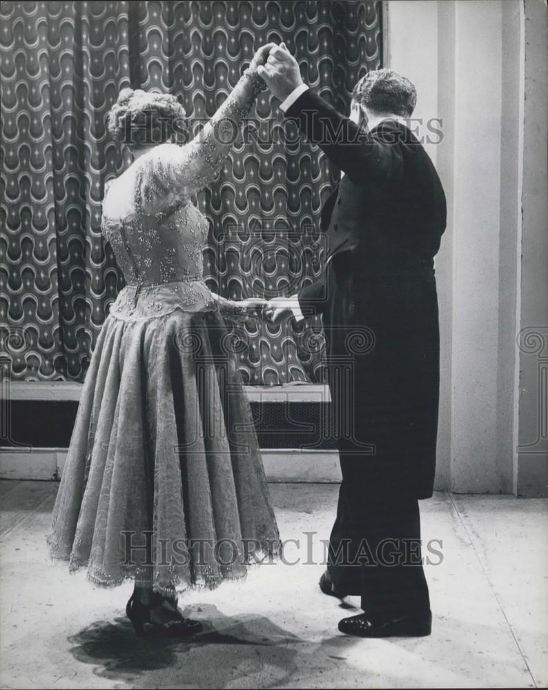 Press Photo Sydney and Mary Thompson Waltz for queen - Historic Images