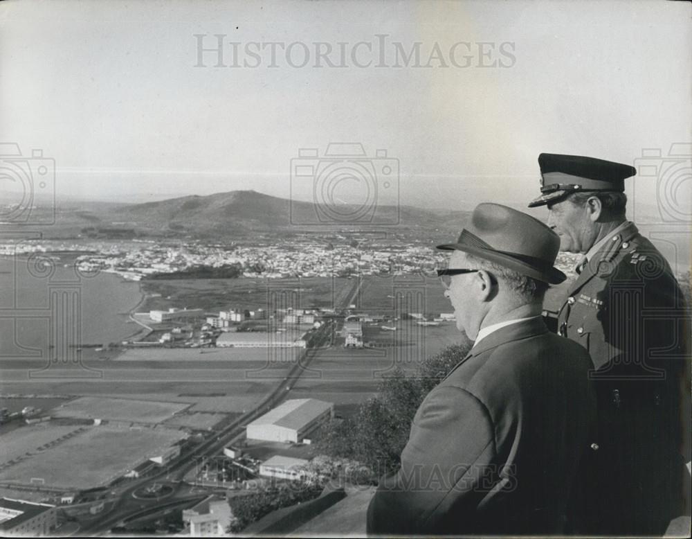 1966 Press Photo Fred Lee And Brigadier S.C. Chambers Tour Gibraltar Defences - Historic Images