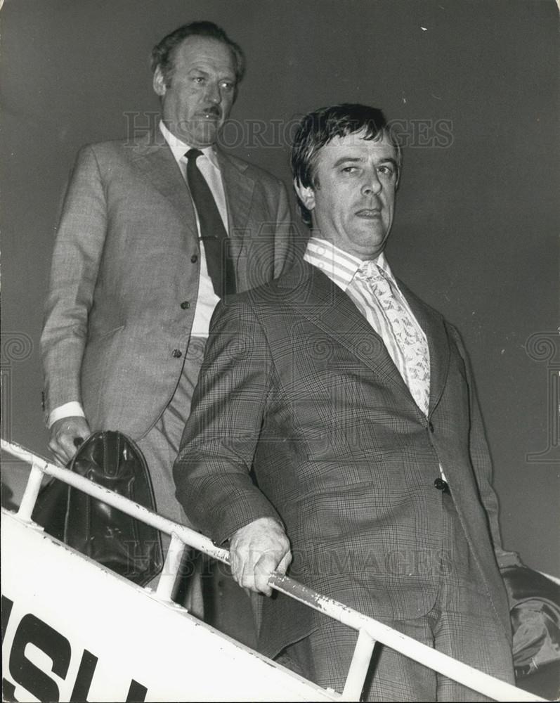 1974 Press Photo Scotland Yard Officers Arrive At Gatwick Without Suspect - Historic Images