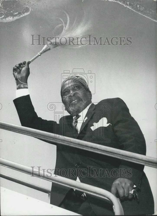 1964 Press Photo Jomo Kenyatta Prime Minister Kenya Waves Wisp Lodon Airport - Historic Images
