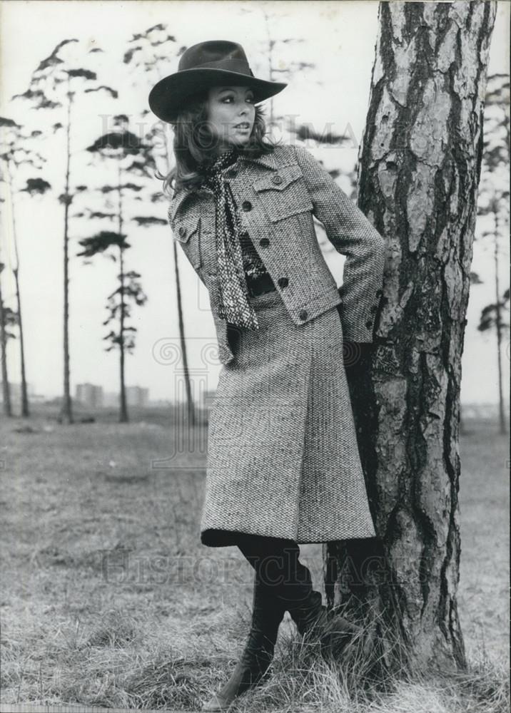 1970 Press Photo Broad Brimmed Hat Tweed Midi Skirt Jacket Fashion