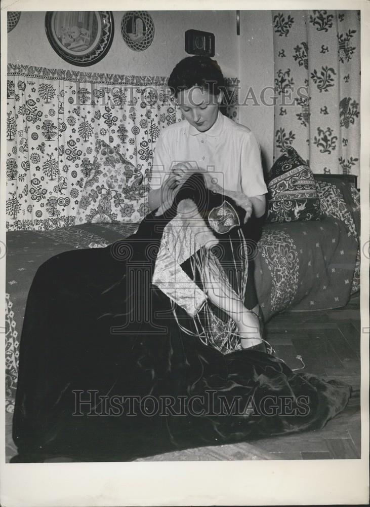 Press Photo Gentlewoman Irmgard Works On Costume Designed By Painter Hoegner - Historic Images