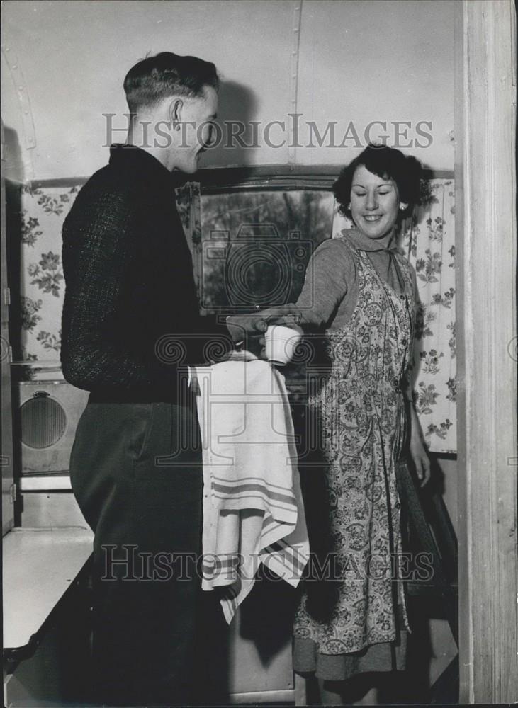 Press Photo Gilbert Bundy  and wife  Shirley live in a bus - Historic Images