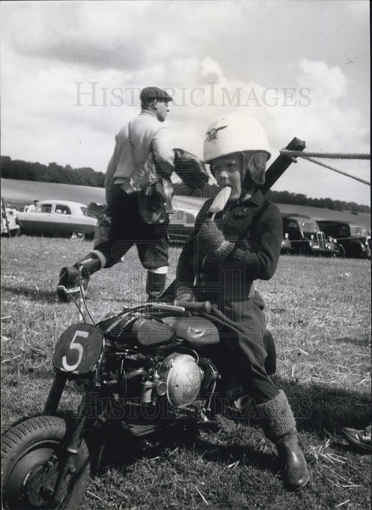 Press Photo While the race is on Clive has to suck a lollipop - Historic Images