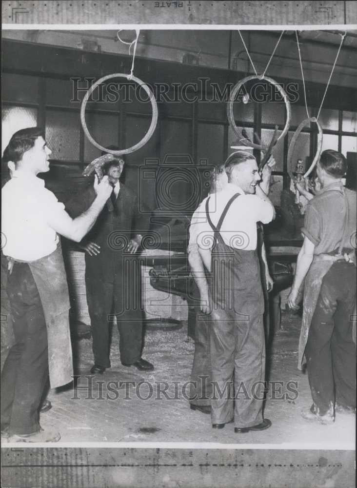 Press Photo Coopers Ring Preparatory Arrival Apprentice - Historic Images