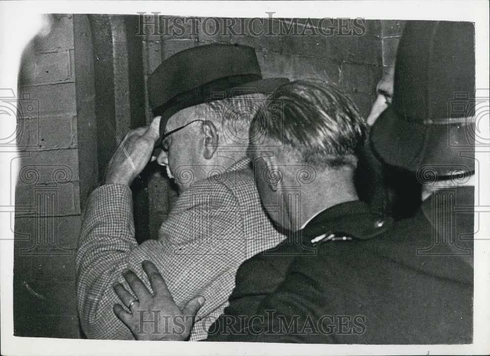 1958 Press Photo Sir Alastair Miller Arrested At Hotel - Historic Images