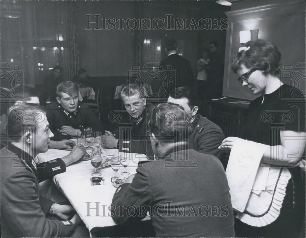 Press Photo Group Of Men Eating Frankfurter Tor Restaurant East Berlin - Historic Images