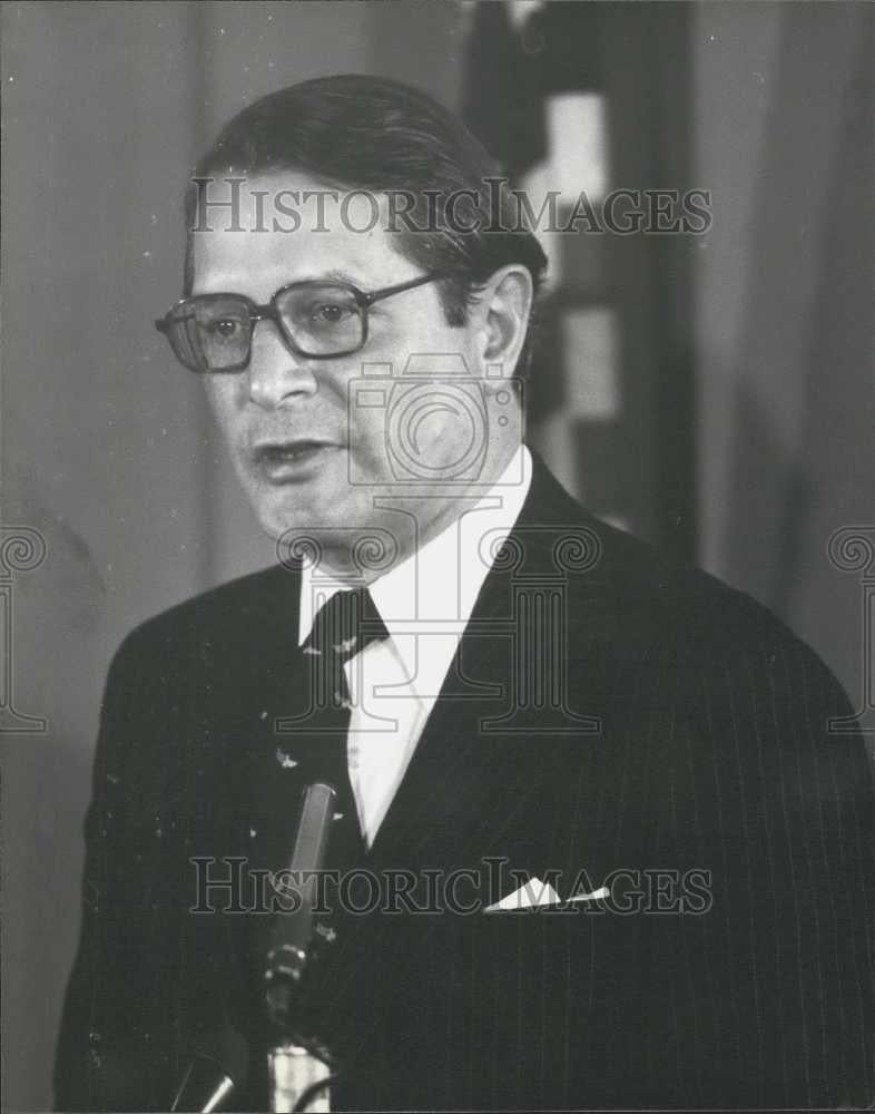 1975 Press Photo US Ambassador Britain Elliot Richardson Hold Press Conference - Historic Images