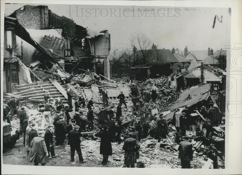 1953 Press Photo Three Feared Dead As Homes Sink Into Rail Tunnel Near Mancheste - Historic Images