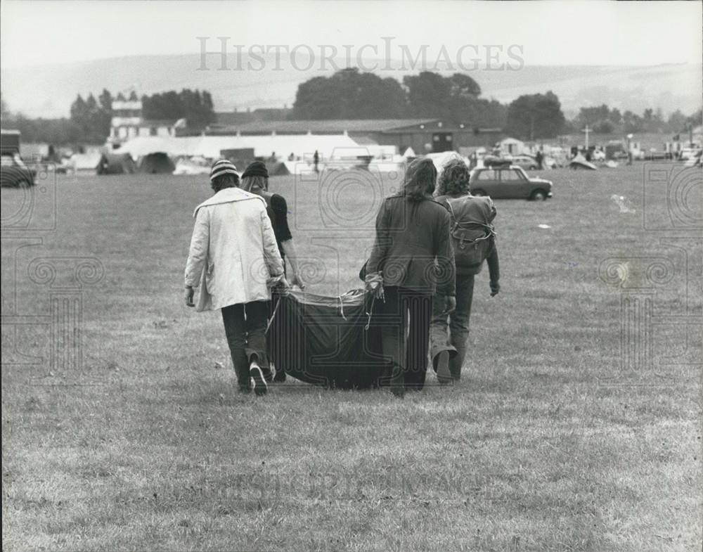 1975 Press Photo Pop Concert Oxfordshire Village Watchfield Concert Wartime Fans - Historic Images