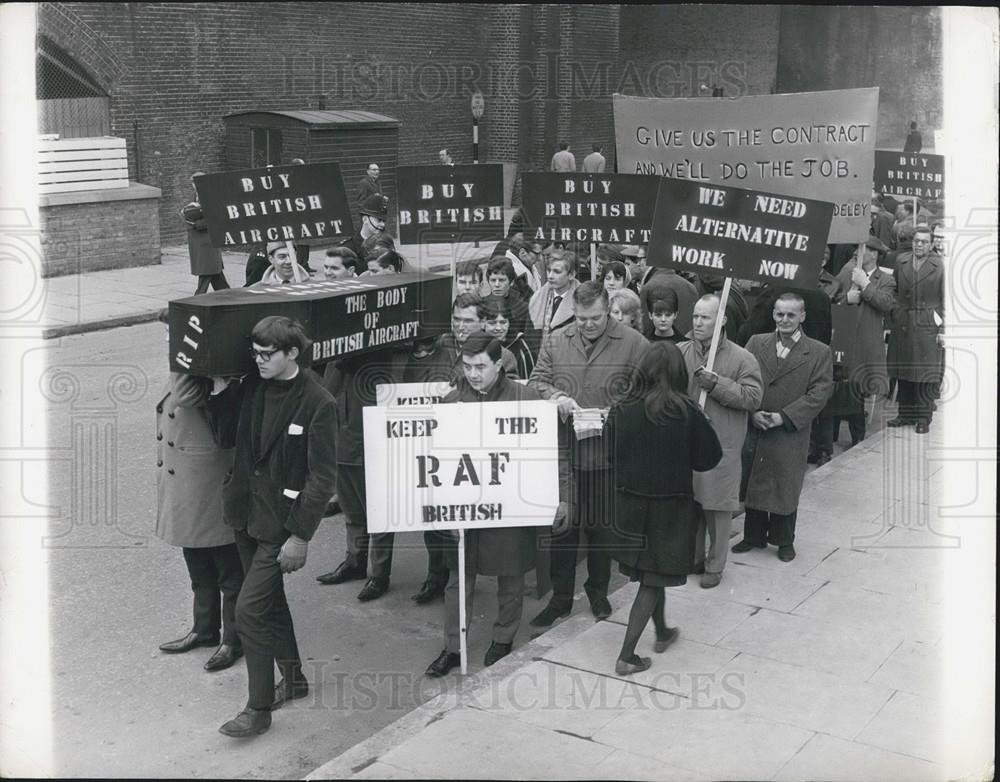 1965 Press Photo Aircraft Workers Hold Protest March in London - Historic Images