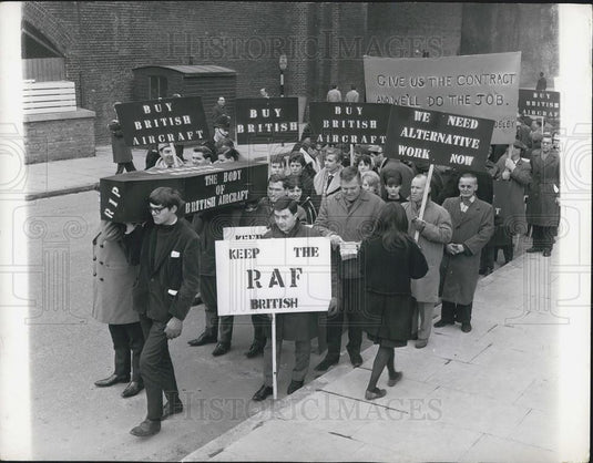1965 Press Photo Aircraft Workers Hold Protest March in London - Historic Images