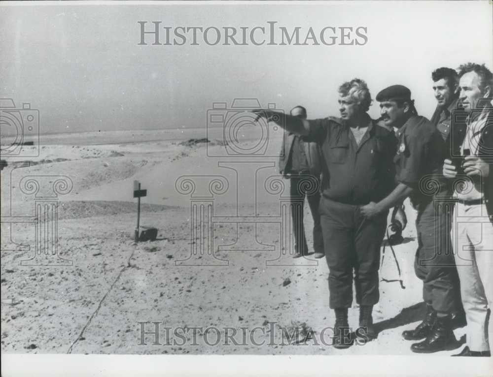 1975 Press Photo General Adam and General A. Sharon Minister S. Peres in Sinai - Historic Images