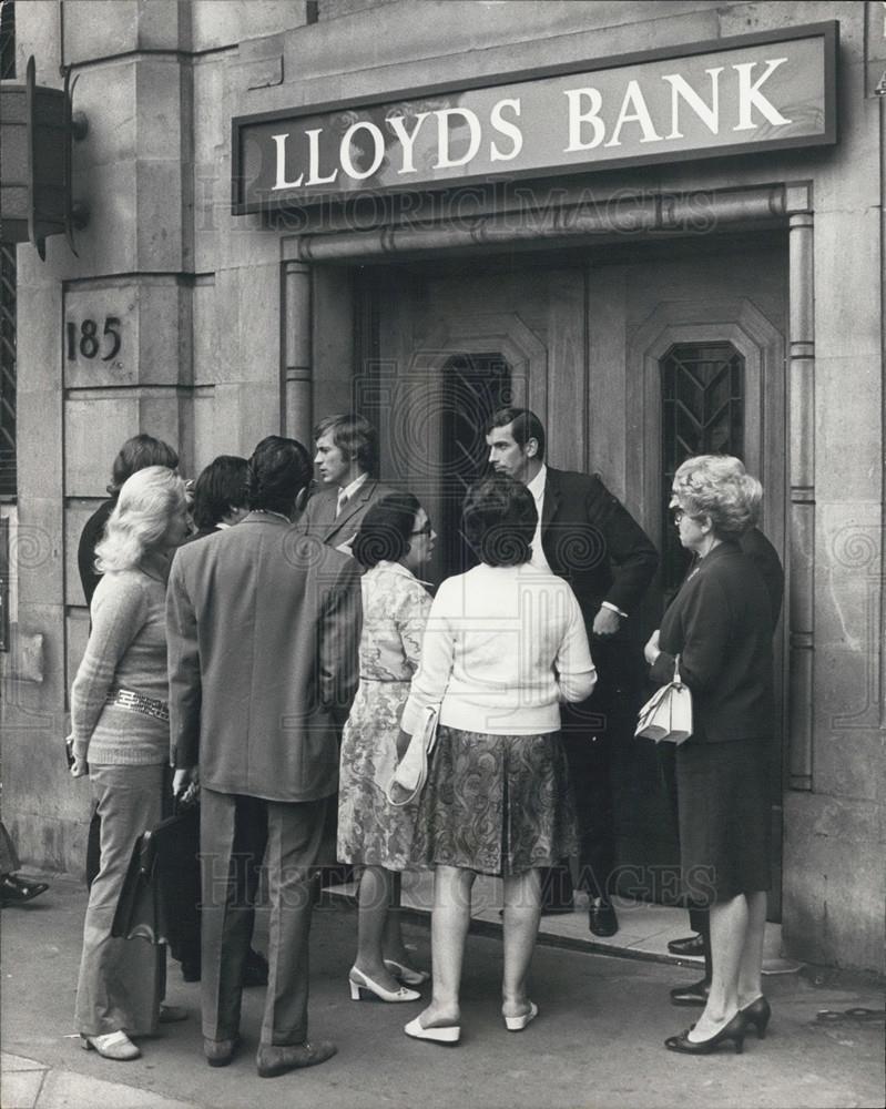 1971 Press Photo Bank Manager Telling Customers Lloyds Wont Be Open-300k Stolen - Historic Images