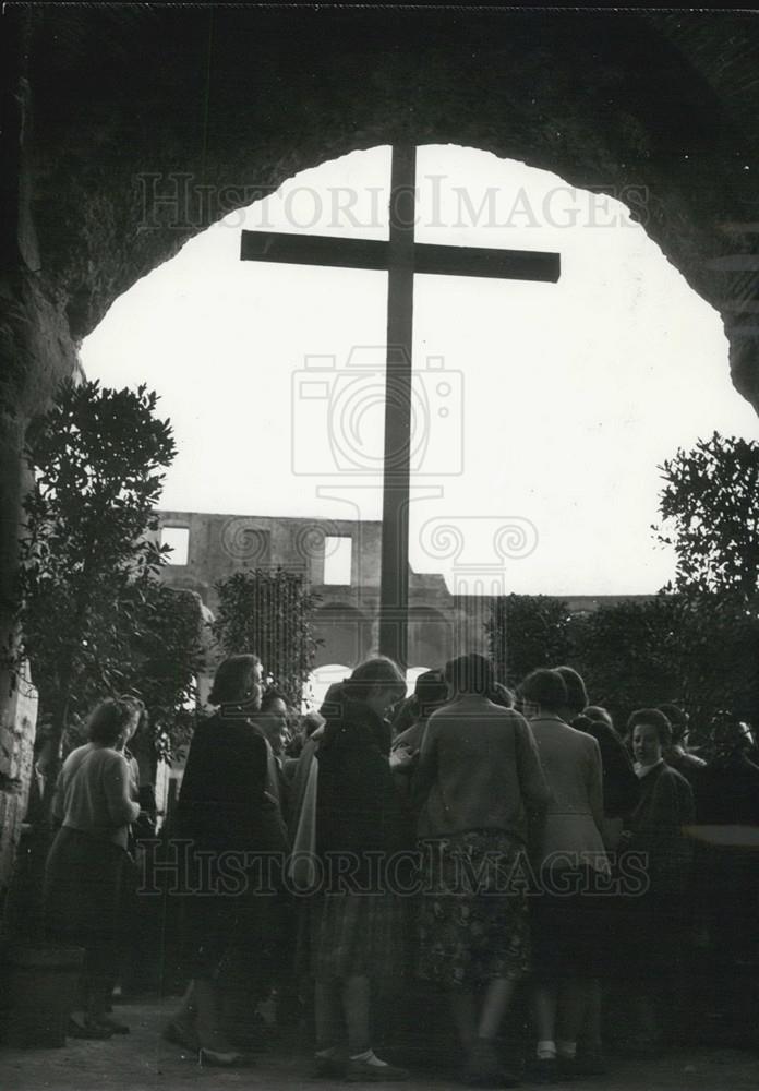 1953 Press Photo Big affluence of Foreign and Italian Pilgrims for Easter week - Historic Images