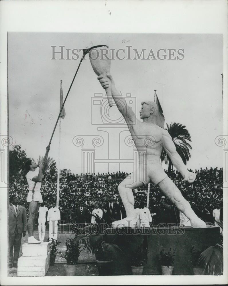 1960 Press Photo Pres Gamal Nassar Opens 1th Univ Youth Week In Cairo-Torch Lite - Historic Images